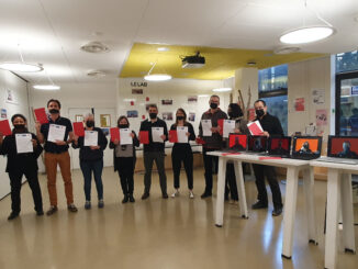 Représentants FSU, UNSA, CFDT, avec carton rouge et bâillon à l'entrée du CSA de l'AEFE.