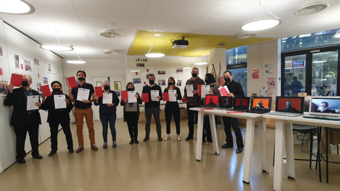 Représentants FSU, UNSA, CFDT, avec carton rouge et bâillon à l'entrée du CSA de l'AEFE.